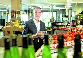 José Ramón Fernández de Barrena, presidente de Uvesco, en uno de los supermercados de su marca BM.