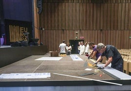 Operarios, ultimando el sábado los detalles del escenario de la conferencia en el auditorio María de Maeztu del Palacio Europa.