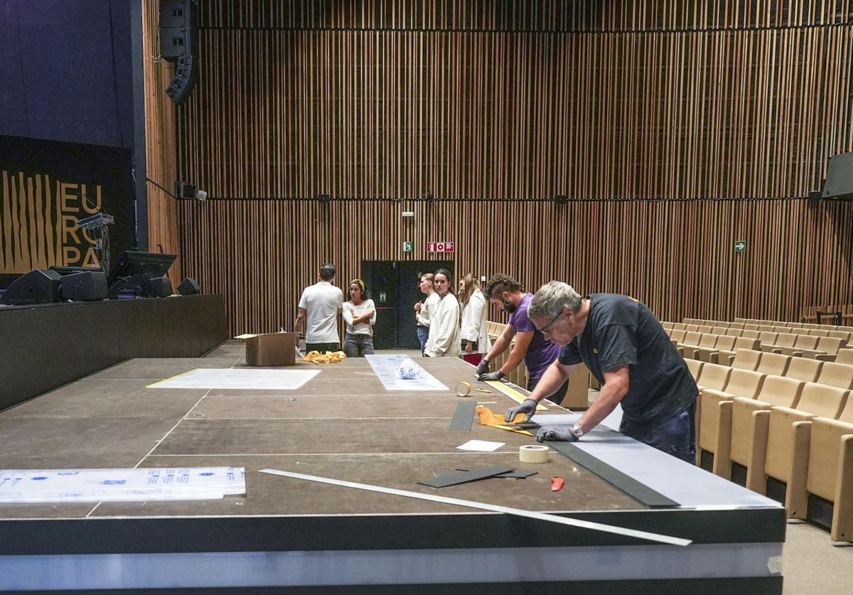 Operarios, ultimando el sábado los detalles del escenario de la conferencia en el auditorio María de Maeztu del Palacio Europa.