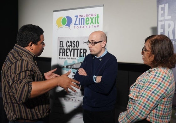 Jorge Freytter, protagonista del documental, conversa con el director de Víctimas del Gobierno vasco, Jagoba Álvarez, y con la activista Luz Estella.