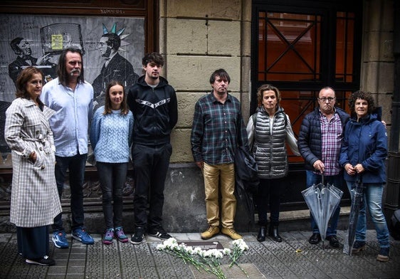 Familiares y allegados de David Salvador posan junto a la placa en su memoria.