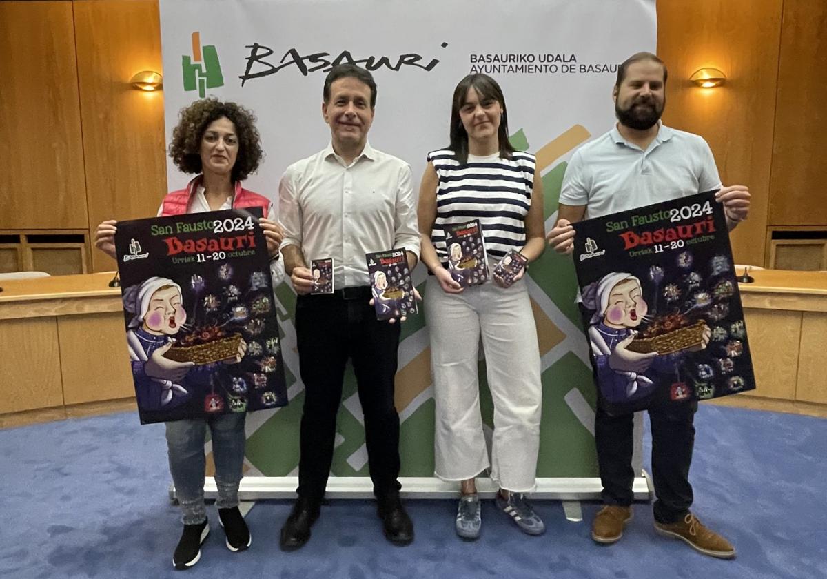 La concejala de Fiestas, Berta Montes; el alcalde, Asier Iragorri; la presidenta de Herriko Taldeak, Ane García y el vicepresidente de la entidad, Txema Pereda.