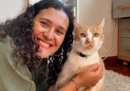 Cristina posa con Simba, perdido en Lardero y encontrado en Logroño, en su casa de Amorebieta.