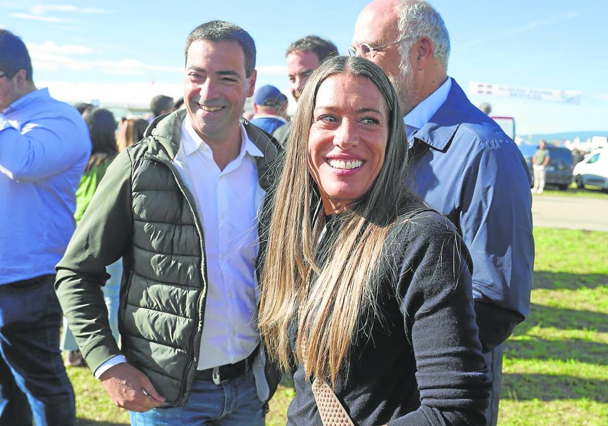 Miriam Nogueras (Junts) conversa con el lehendakari Pradales, durante el Alderdi Eguna del pasado 29 de septiembre.