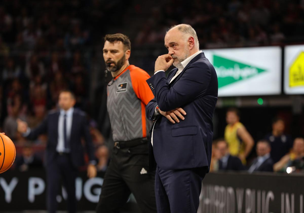 Pablo Laso contempla el juego desde el área técnica durante el choque ante el Andorra.