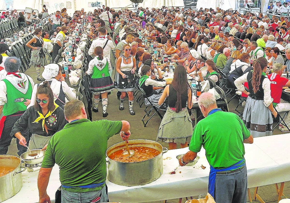 Alubiada multitudinaria en la anterior edición de las fiestas de Basauri.