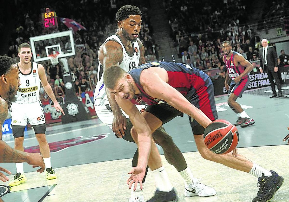 Rogkavopoulos trata de controlar la pelota en el duelo europeo contra el Partizan.