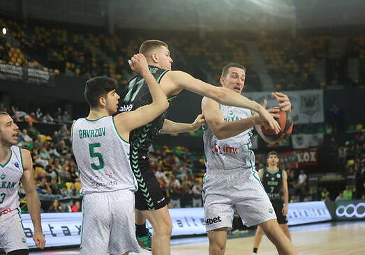 De Ridder lucha con dos jugadores del Balkan en el partido disputado el curso pasado en Miribilla.