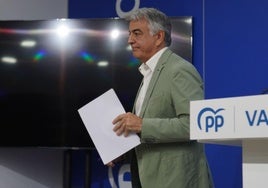 El presidente del PP vasco, Javier de Andrés, durante una rueda de prensa.