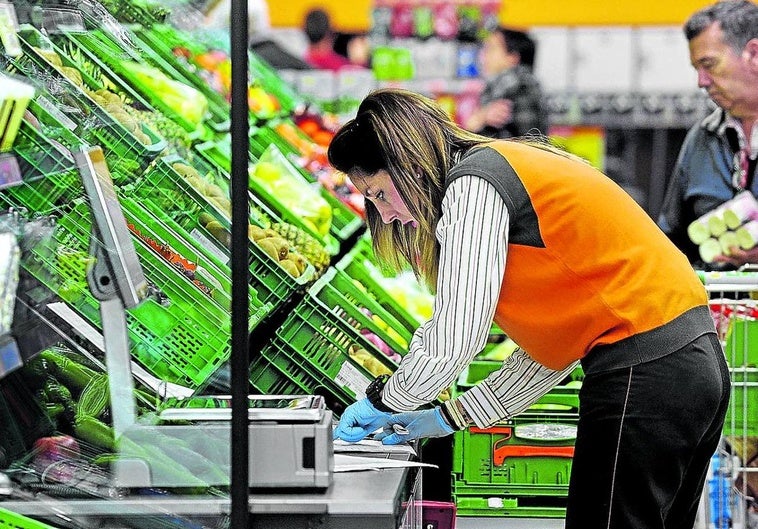 Una empleada de Mercadona en uno de los supermercados de la cadena valenciana en Euskadi.