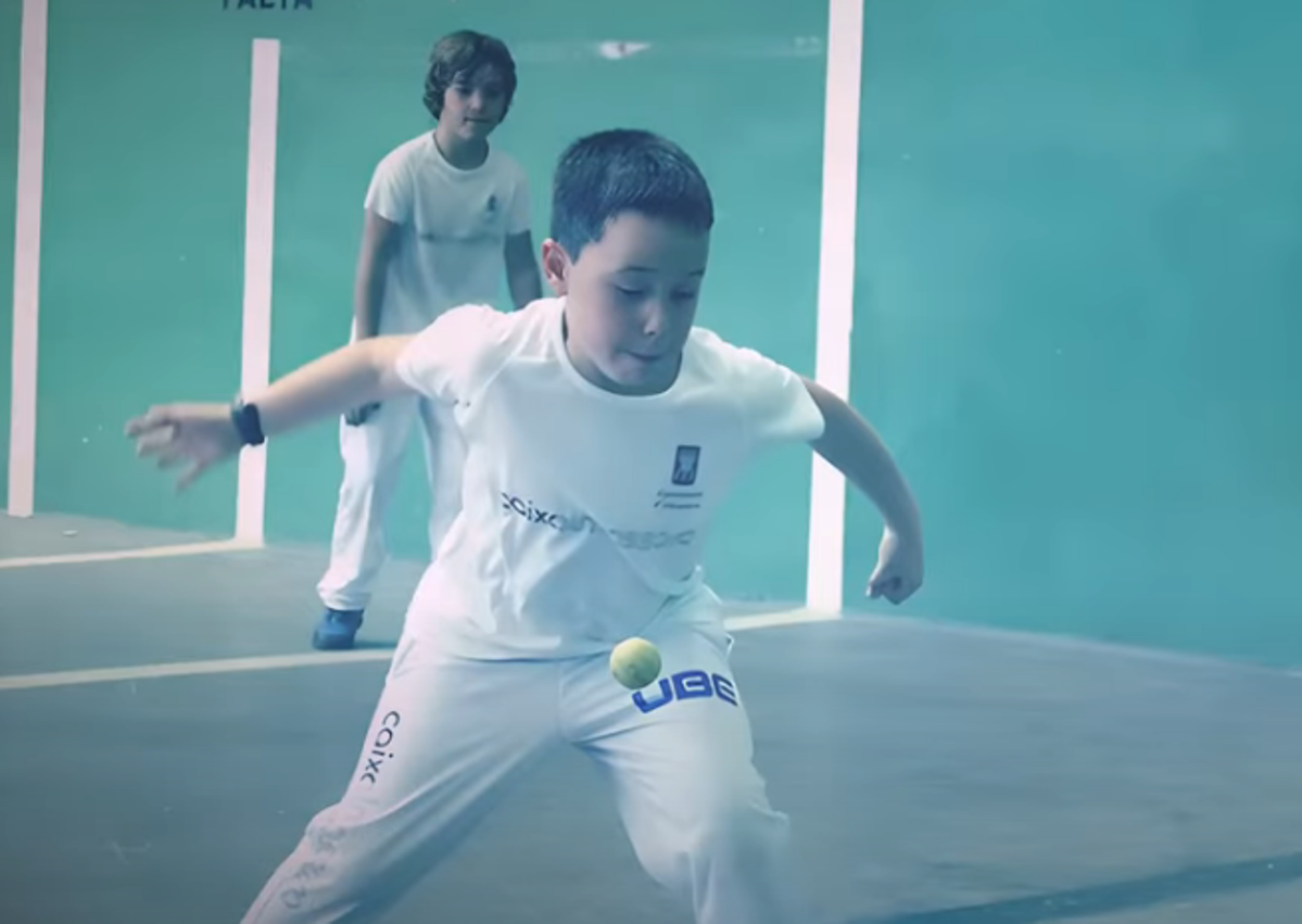 Imagen secundaria 1 - El caserío vizcaíno al que ha vuelto Ibai Llanos para ver a su abuelo: «Alguna vez te he seguido, ese fútbol raro que hacéis...»