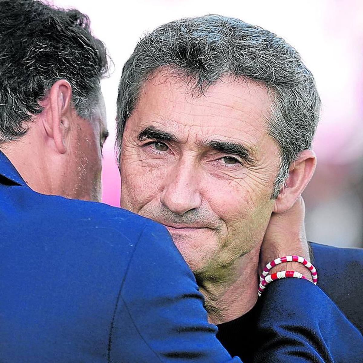 Valverde, con gesto contrariado tras despedirse de Michel.