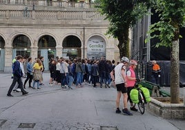 Un grupo de estudiantes y turistas se disponen a visitar el refugio antiaéreo del Pasealeku de Gernika.