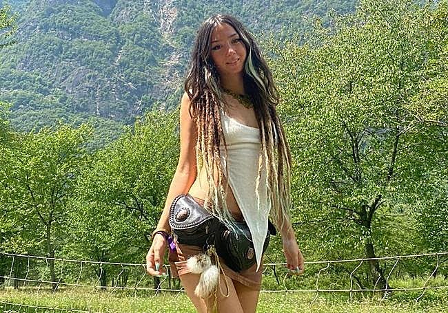 Icono de la barberie. La fotografía de Shani Louk, la joven germano-israelí de 22 años asesinada por Hamás en el ataque a un festival de música, conmocionó a la comunidad internacional.