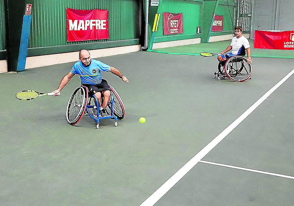 En el torneo hubo partidos individuales y por parejas.