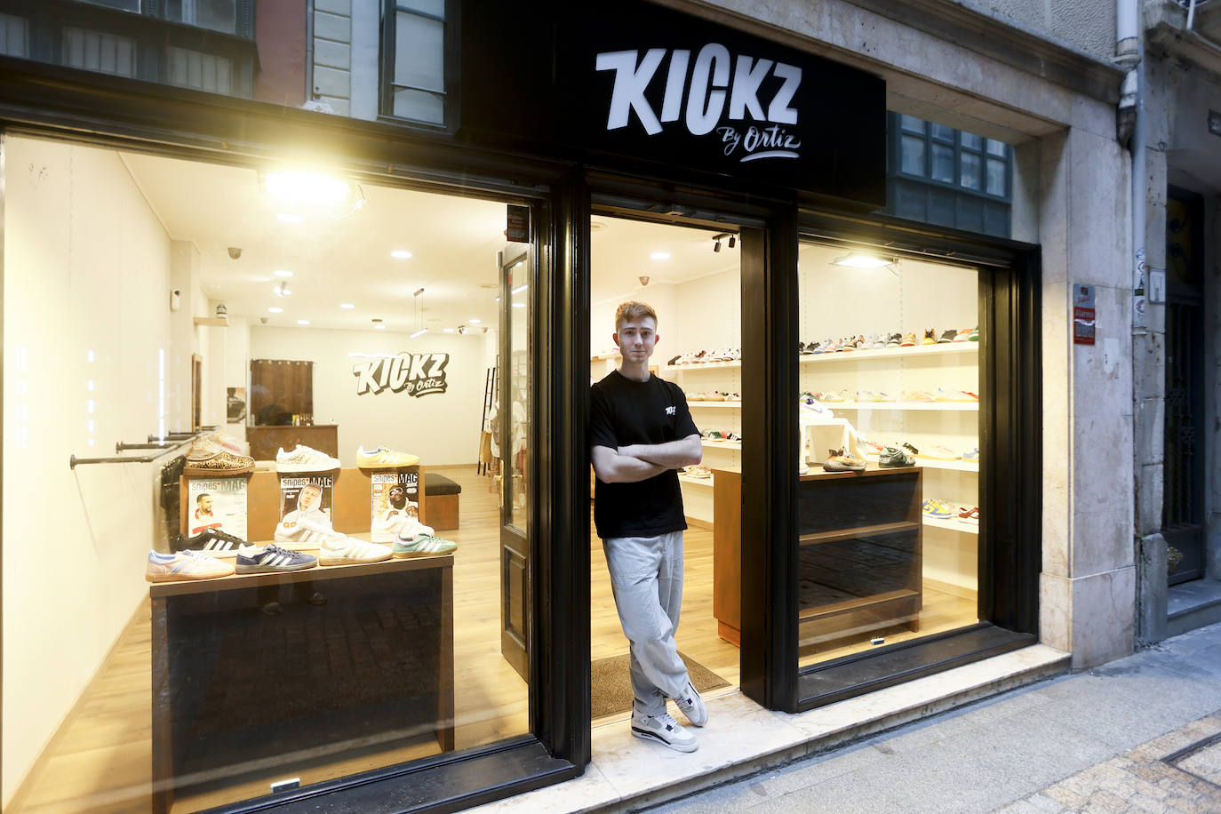Asier, el joven de 22 años que ha abierto una tienda de zapatillas exclusivas en Bilbao