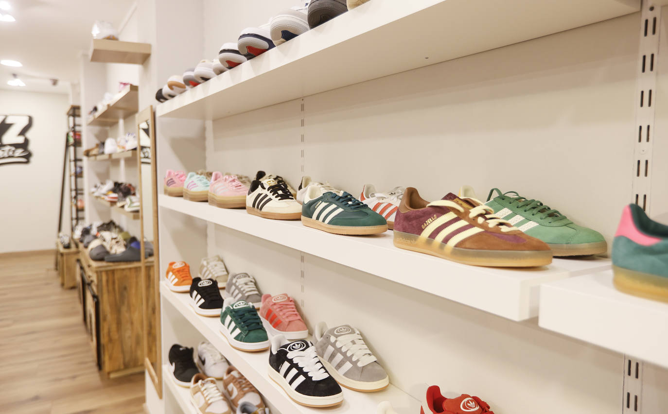Asier, el joven de 22 años que ha abierto una tienda de zapatillas exclusivas en Bilbao