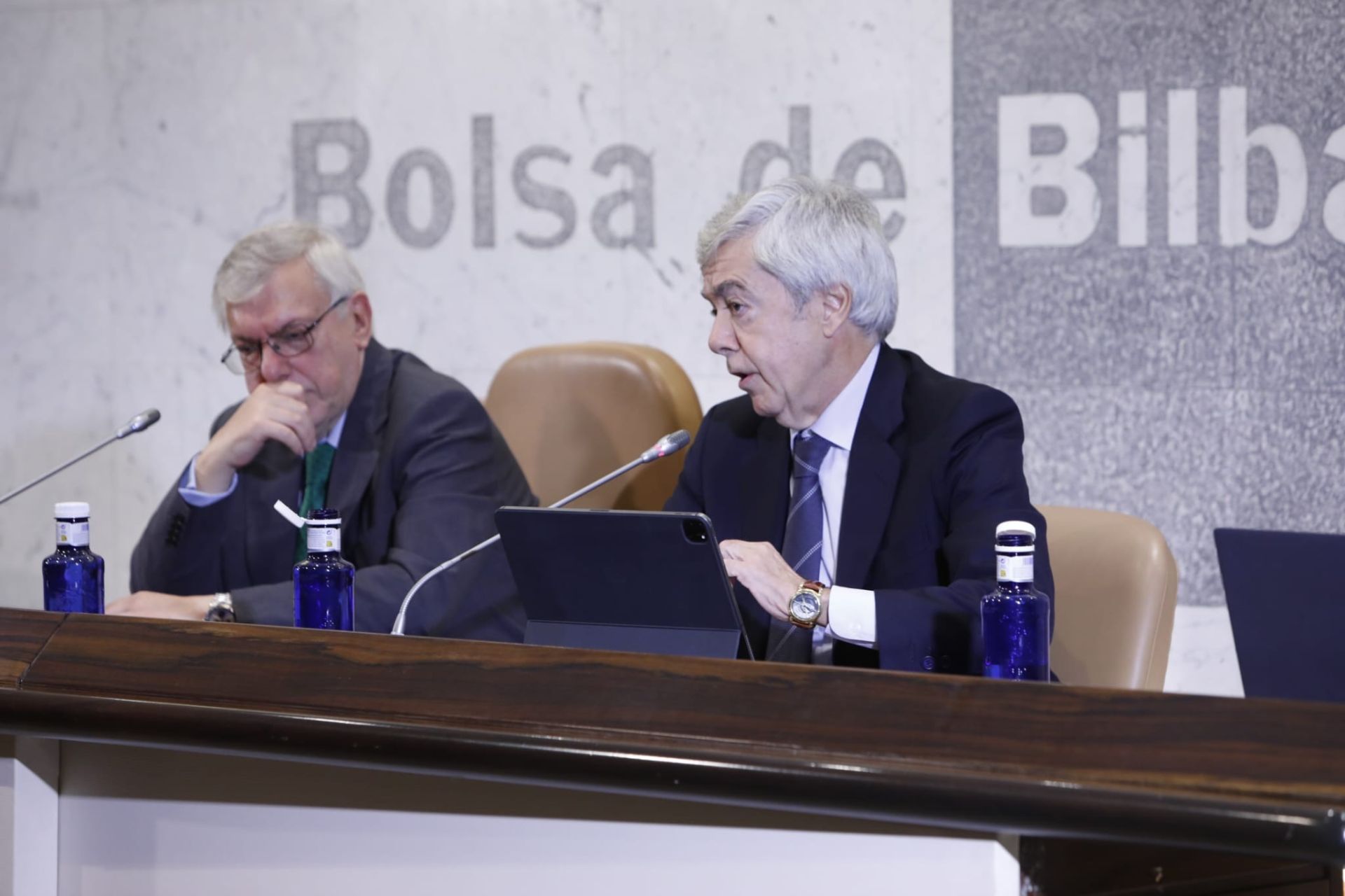 El presidente de Renta 4, Juan Carlos Ureta, y el de la Bolsa de Bilbao, Manuel Ardanza (al fondo).