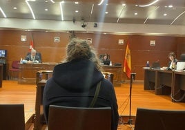 El acusado de cometer cuatro delitos en el ámbito de la violencia de género, este miércoles en la Audiencia.