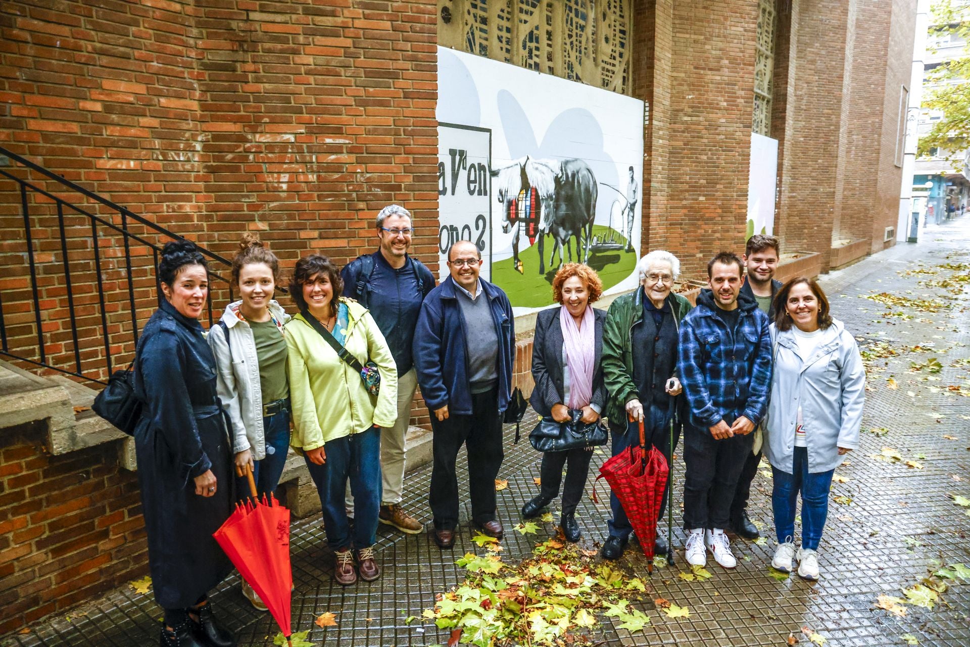 Vecinos de El Pilar en la inauguración de los murales junto con la concejala Miren Fernández de Landa, Miguel Ángel Lazpita y Diego Berruete.