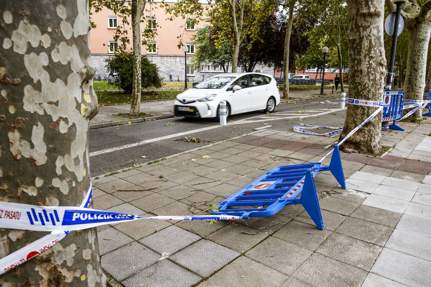 Vallas tumbadas en la zona de las universidades.