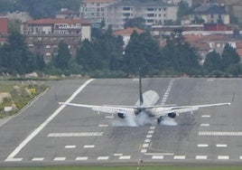 Mañana de aterrizajes complicados en el aeropuerto de Loiu