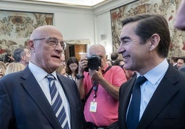 Josep Oliu, presidente de Sabadell, charla con Carlos Torres, de BBVA.