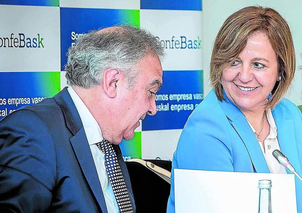 La presidenta de Confebask, Tamara Yagüe, junto al secretario general, Eduardo Arechaga.