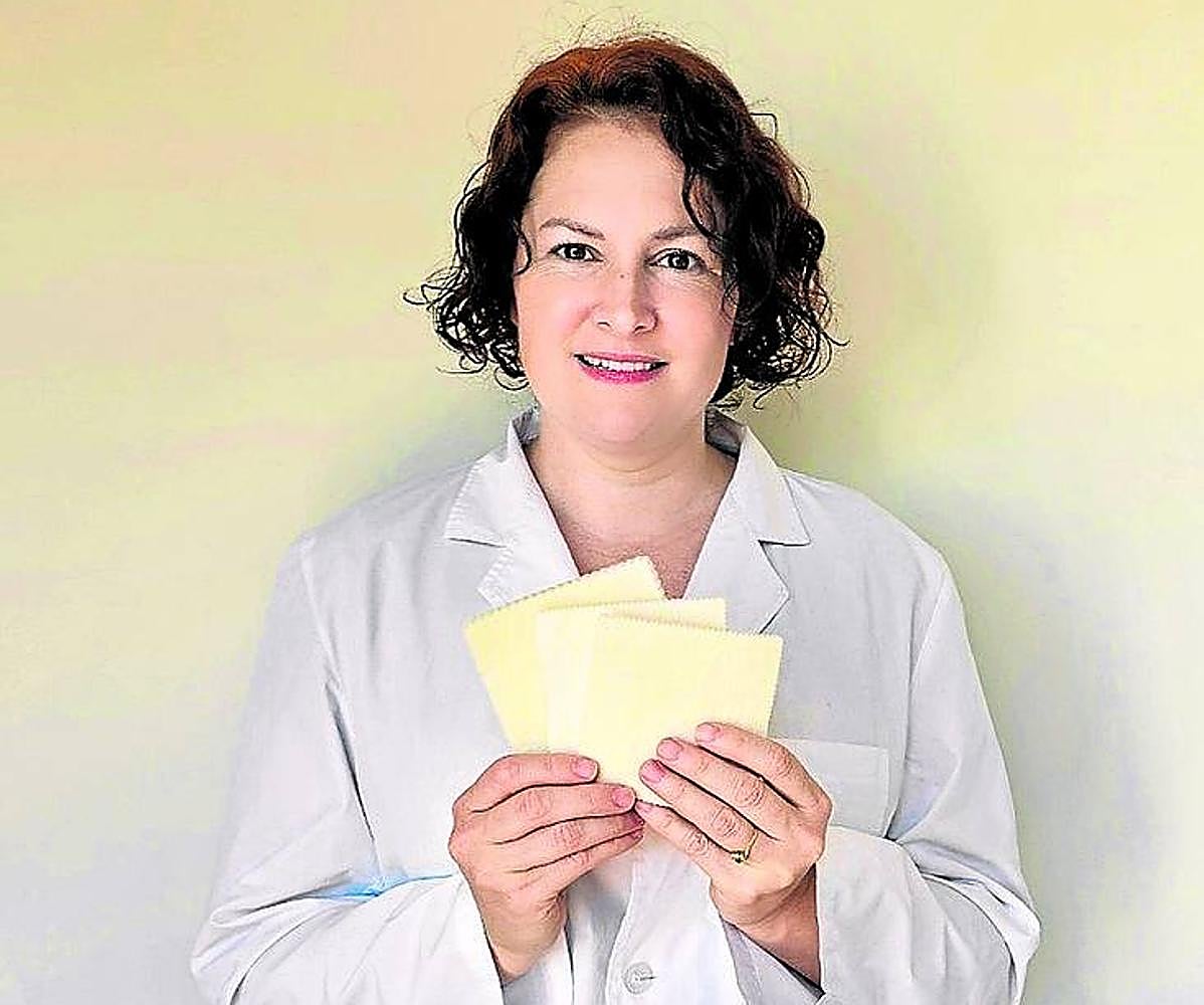 Natalia Andrea Romero, fundadora de Giideba, muestra varios de los apósitos desarrollados por la 'startup'.