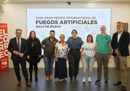 A la entrega de premios han acudido los ganadores, Itziar Urtasun, concejala de Igualdad, Cooperación, Convivencia y Fiestas, Jone Larrazabal, directora del área de Fiestas del Ayuntamiento, Carmelo Lezana (El Corte Inglés) y Antonio Barrena (EL CORREO).