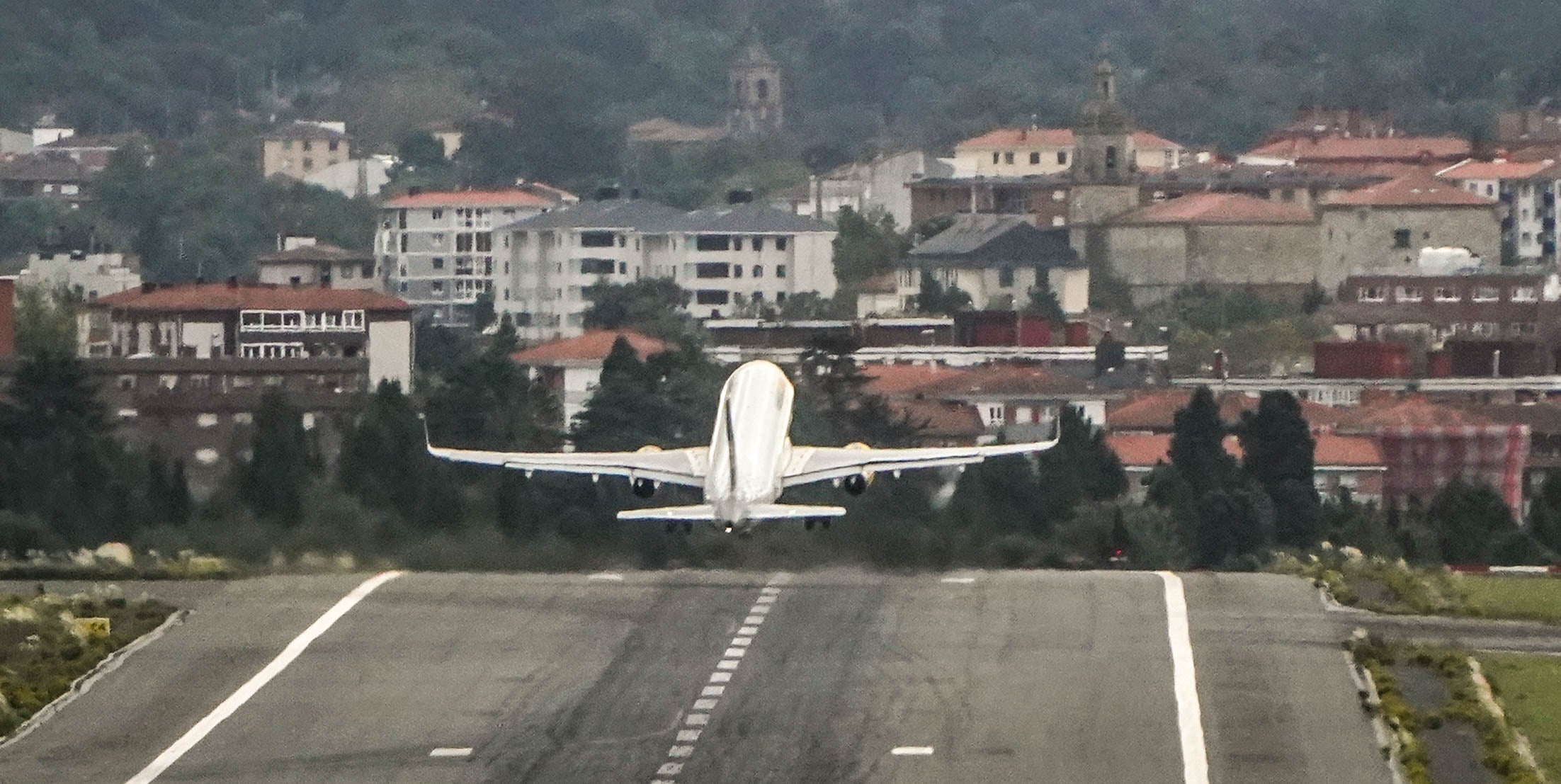 Caos en el aeropuerto de Loiu por los fuertes vientos causados por &#039;Kirk&#039;