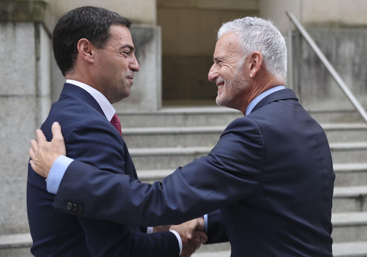 Imanol Pradales e Iñaki Subijana, este miércoles a las puertas del Tribunal Superior de Justicia del País Vasco.