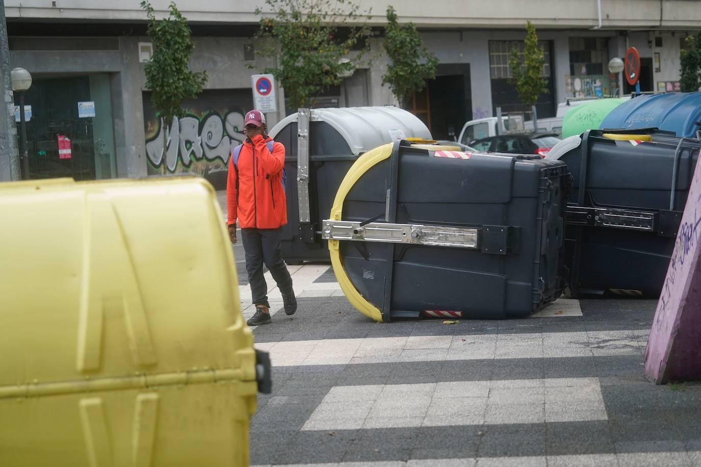 En Vitoria, el viento ha volcado y desplazado contenedores, además de romper ramas de los árboles.