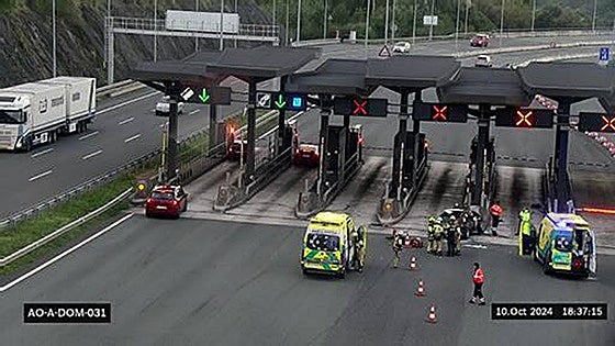 Un conductor resulta herido tras empotrarse contra el peaje de la Supersur