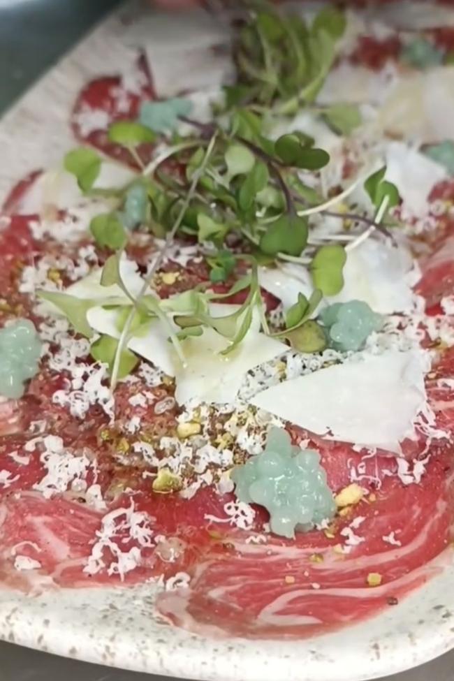Carpaccio de solomillo con Idiazabal de El Portalón.