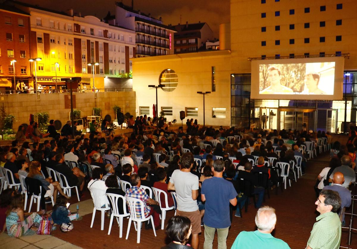 Cine al aire libre, patios escolares verdes, más cuidados a gatos callejeros... lo que piden los vecinos de Bilbao