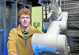 Hugo Fernández, cofundador de Ubyko, con uno de los brazos robóticos que utilizan en sus nodos.