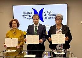 La teniente alcalde de Bilbao, Amaia Arregi, junto al consejero de Salud, Alberto Martínez y Begoña Rueda, decana del Colegio Oficial de Psicología de Bizkaia.