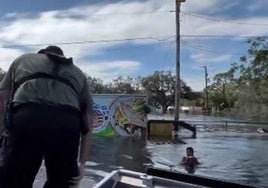 El angustioso rescate de un niño que flotaba sobre una valla en las inundaciones tras el huracán Milton