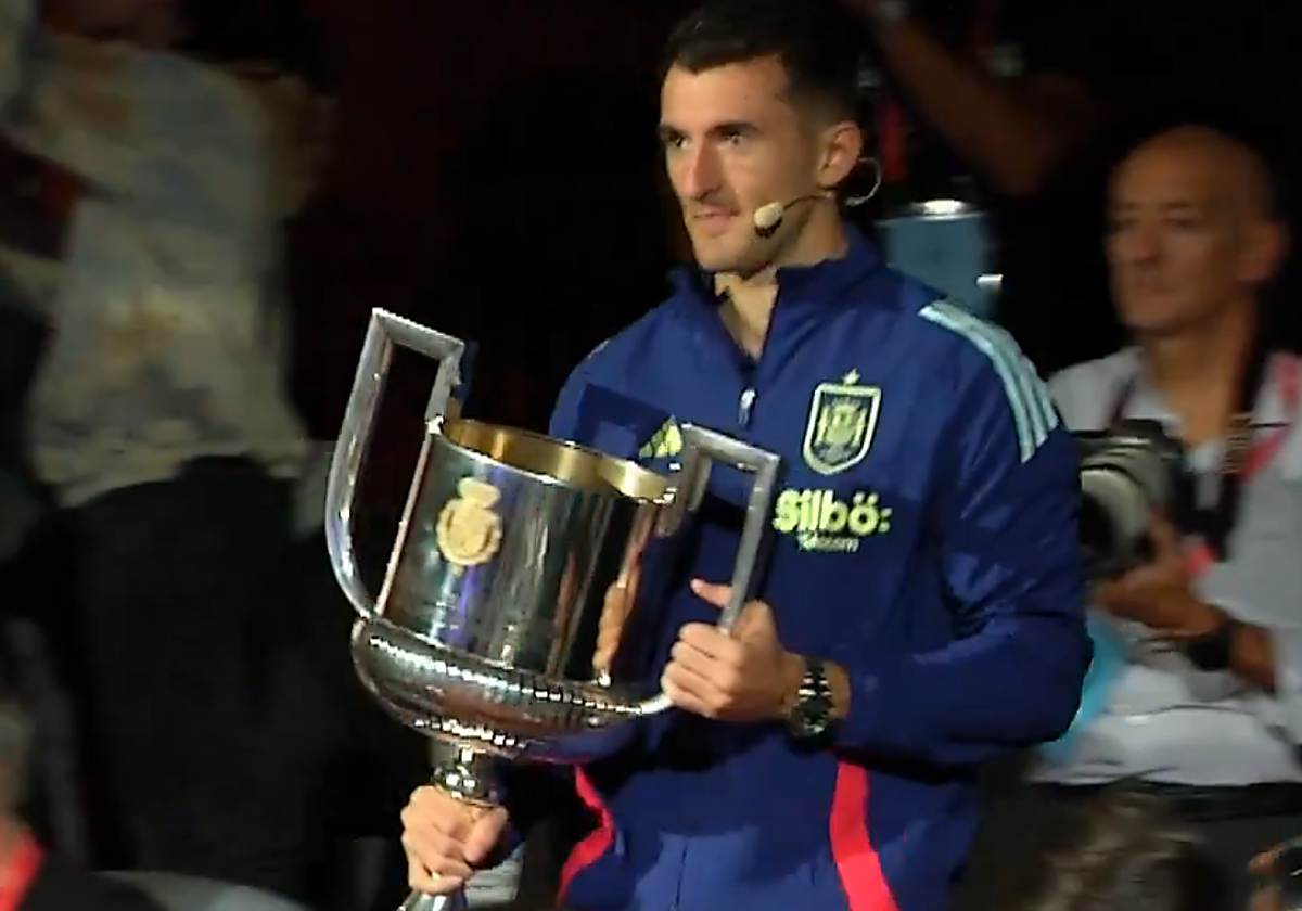 Dani Vivian lleva la Copa del Athletic al sorteo y recuerda la final de La Cartuja: «Fue un día increíble»