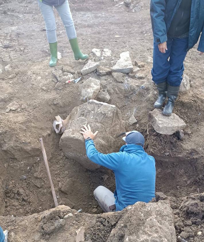 Imagen secundaria 2 - Tres detalles del capitel y su ubicación en el yacimiento de Arkaia.