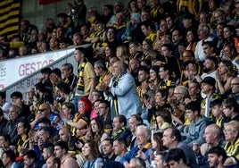 La afición del Barakaldo en una de las gradas de Lasesarre.