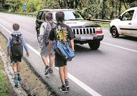 Urtzi, de 12 años, debe caminar 25 minutos por una carretera para llegar a la parada del bus.