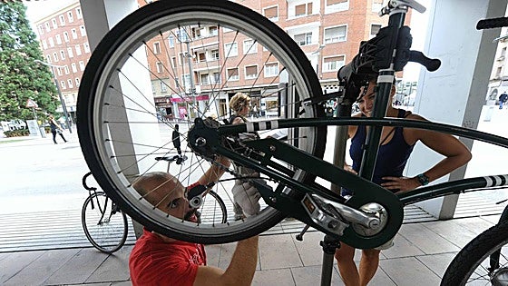 Los quince puntos donde los ciclistas podrán reparar la bici en Vitoria