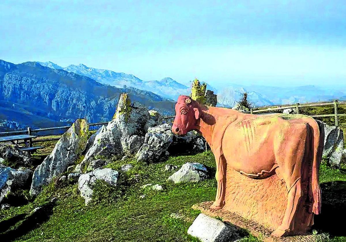 Una estatua dedicada a la vaca pasiega corona el monte.