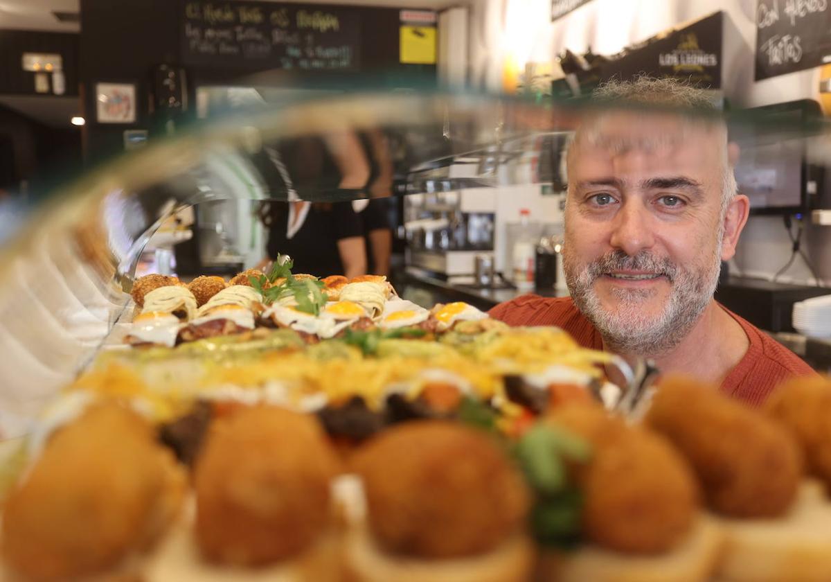 José Pereda junto a la barra de pintxos de El Huevo Frito.