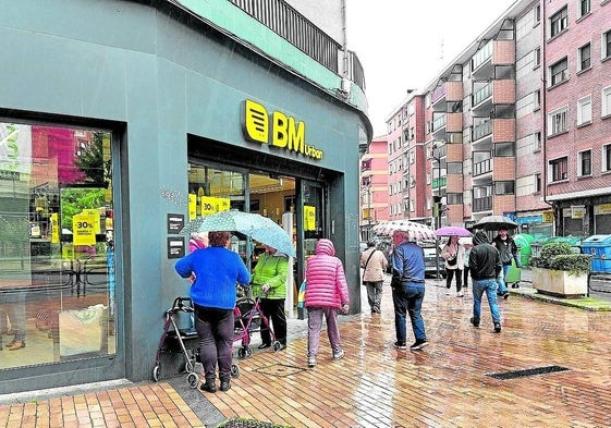 Clientes de BM acceden a una de las 183 tiendas que el Grupo Uvesco tiene en Euskadi.