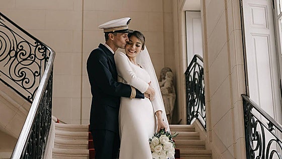 Cecilia, la novia que viajó cuatro veces desde México para hacerse en Bilbao su vestido soñado