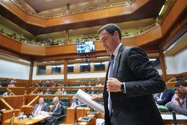 El lehendakari Imanol Pradales en el Parlamento vasco