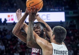 Donta Hall, protagonista absoluto del duelo ante el Murcia, recibe un golpe de Marko Todorovic.